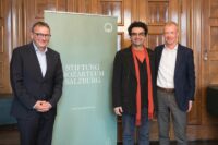 Vertragsverlängerung Rolando Villazón, v.li.: Rainer Heneis (Geschäftsführer Stiftung Mozarteum), Rolando Villazón (Künstlerischer Leiter) und Stiftungs-Präsident Johannes Honsig-Erlenburg (Foto: © Wolfgang Lienbacher) Vertragsverlängerung Rolando Villazón