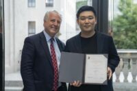 Preisverleihung Herbert von Karajan Young Conductors Award 2023 an Hankyeol Yoon (r., mit Manfred Honeck) (Foto: © SF/Marco Borrelli) Hankyeol Yoon (r.) mit Manfred Honeck